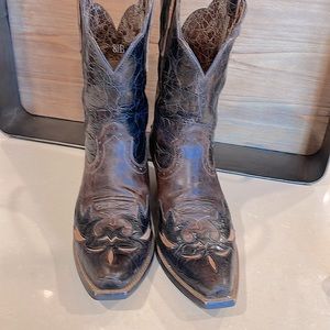 Like New Ariat Woman’s Western Distressed Look Boots Size 8.5